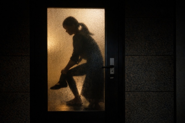 夜に透けるシルエットを防ぐ防犯対策の重要性