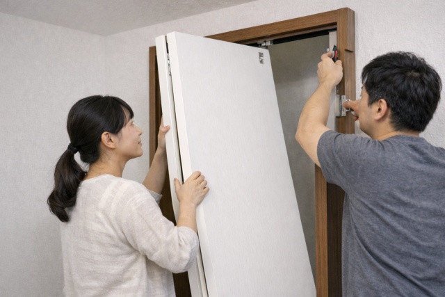 開き戸のヒンジやスライド丁番を外す際の手順