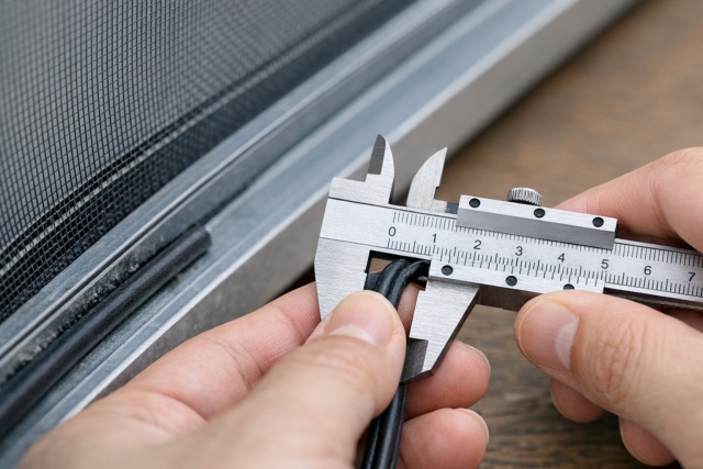 溝幅に合わせた押さえゴムのサイズと太さの確認