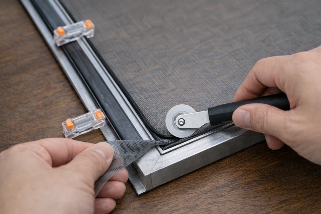 網のズレを防ぐクリップとローラーの使い方のコツ