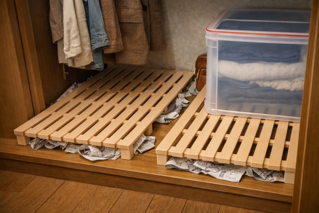 すのこや新聞紙を活用した物理的な湿気対策