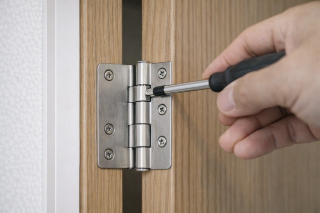 蝶番の緩みを直して建付けの歪みを解消する