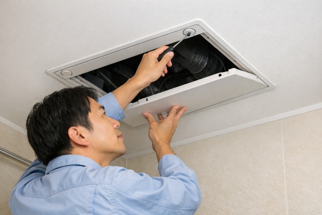 マイナスドライバーを用いる天井パネルの外し方