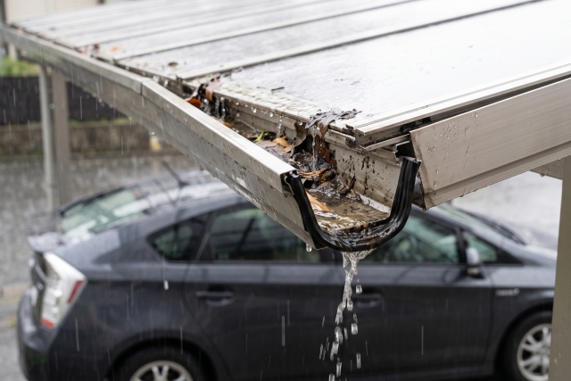 放置すると危険な雨漏りやパネル飛散